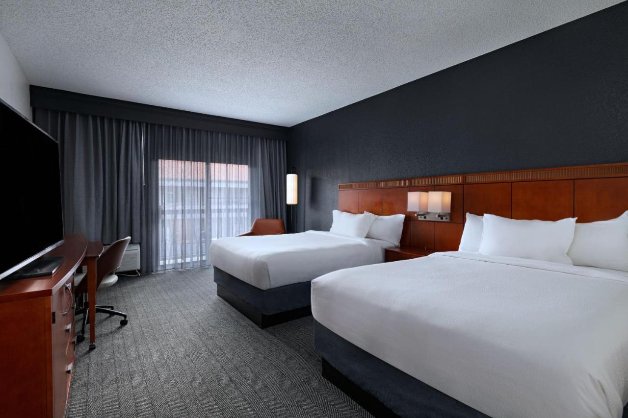 Готель Courtyard By Marriott San Antonio Downtown Екстер'єр фото